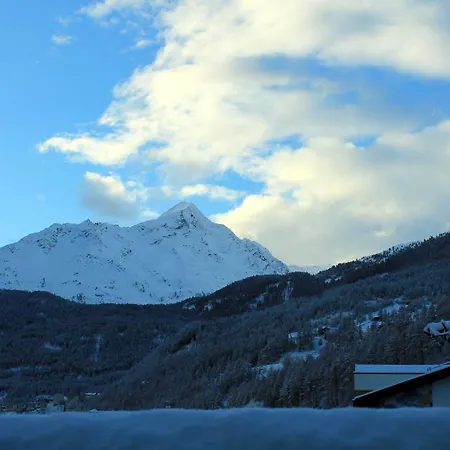 波斯塔尔斯公寓 *